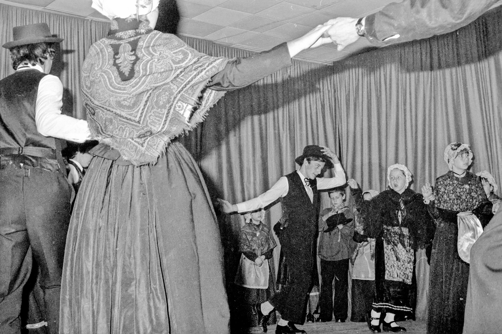 Groupes chant et danse du Chantou, Gelles, mai 1976