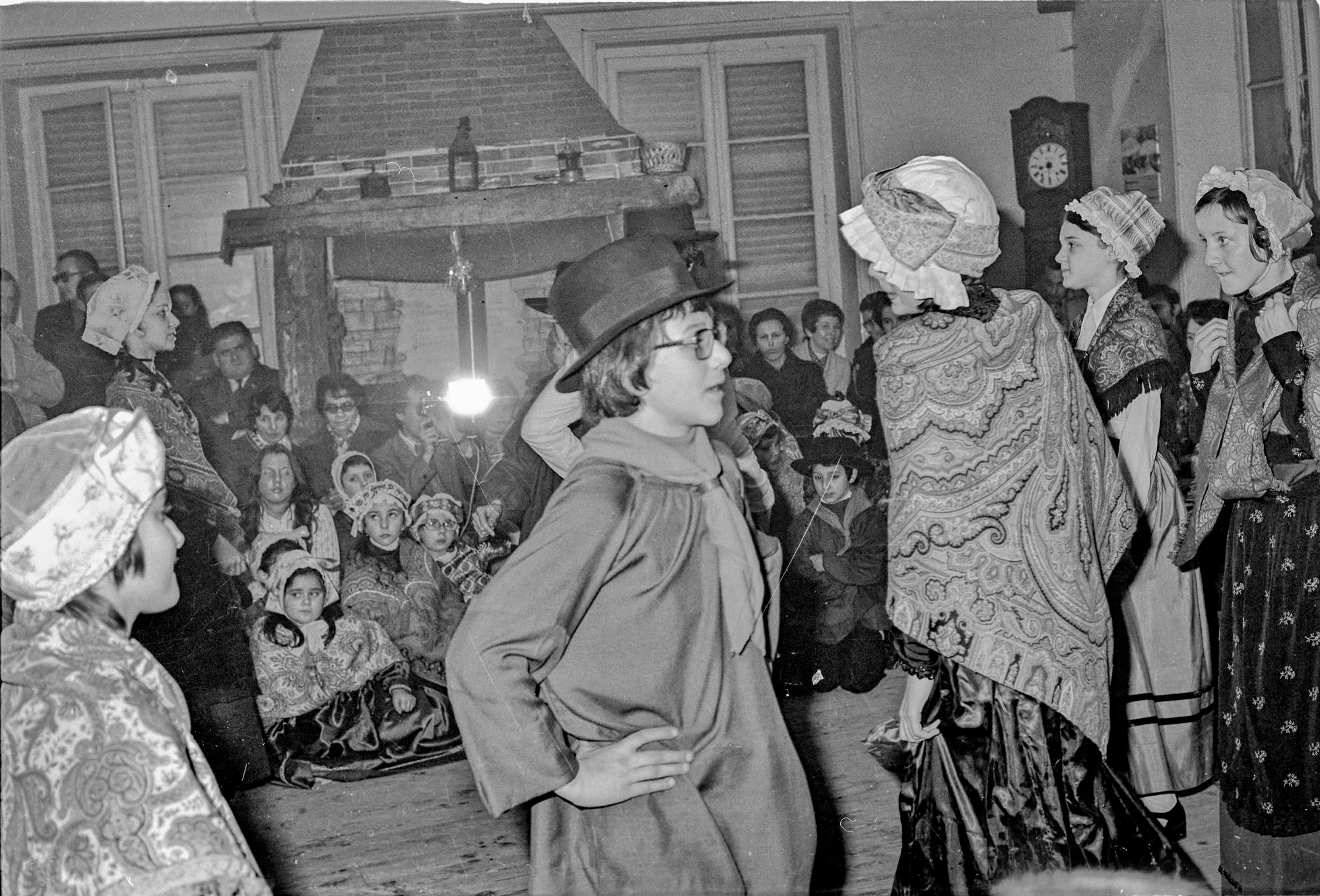 Groupe chant et danse folklorique à l'occasion du jumelage des Martres-de-de-Veyre avec la ville canadienne de Wynyard, décembre 1972