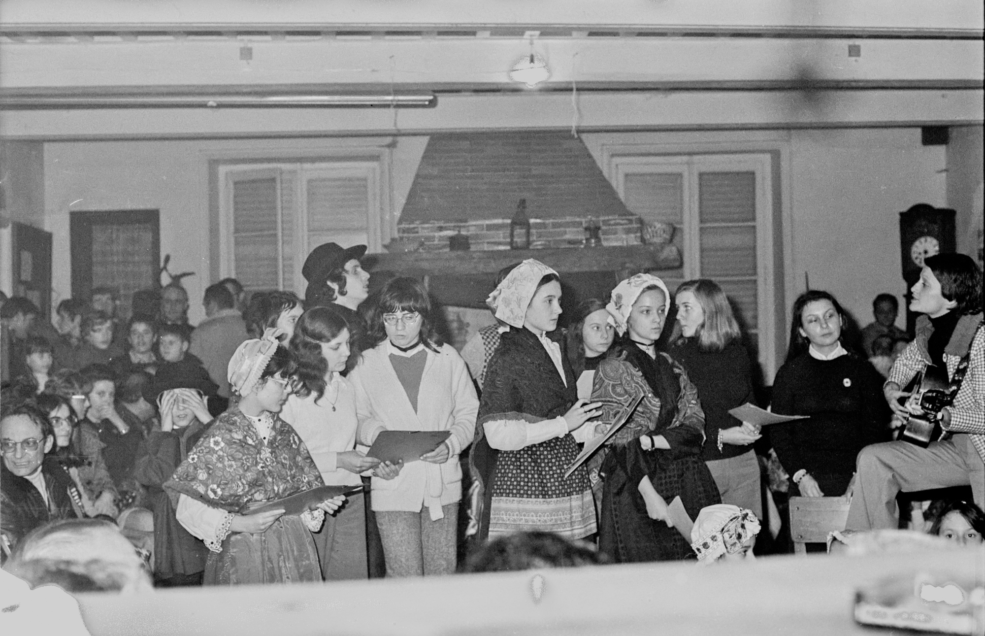 Groupe chant et danse folklorique à l'occasion du jumelage des Martres-de-de-Veyre avec la ville canadienne de Wynyard, décembre 1972