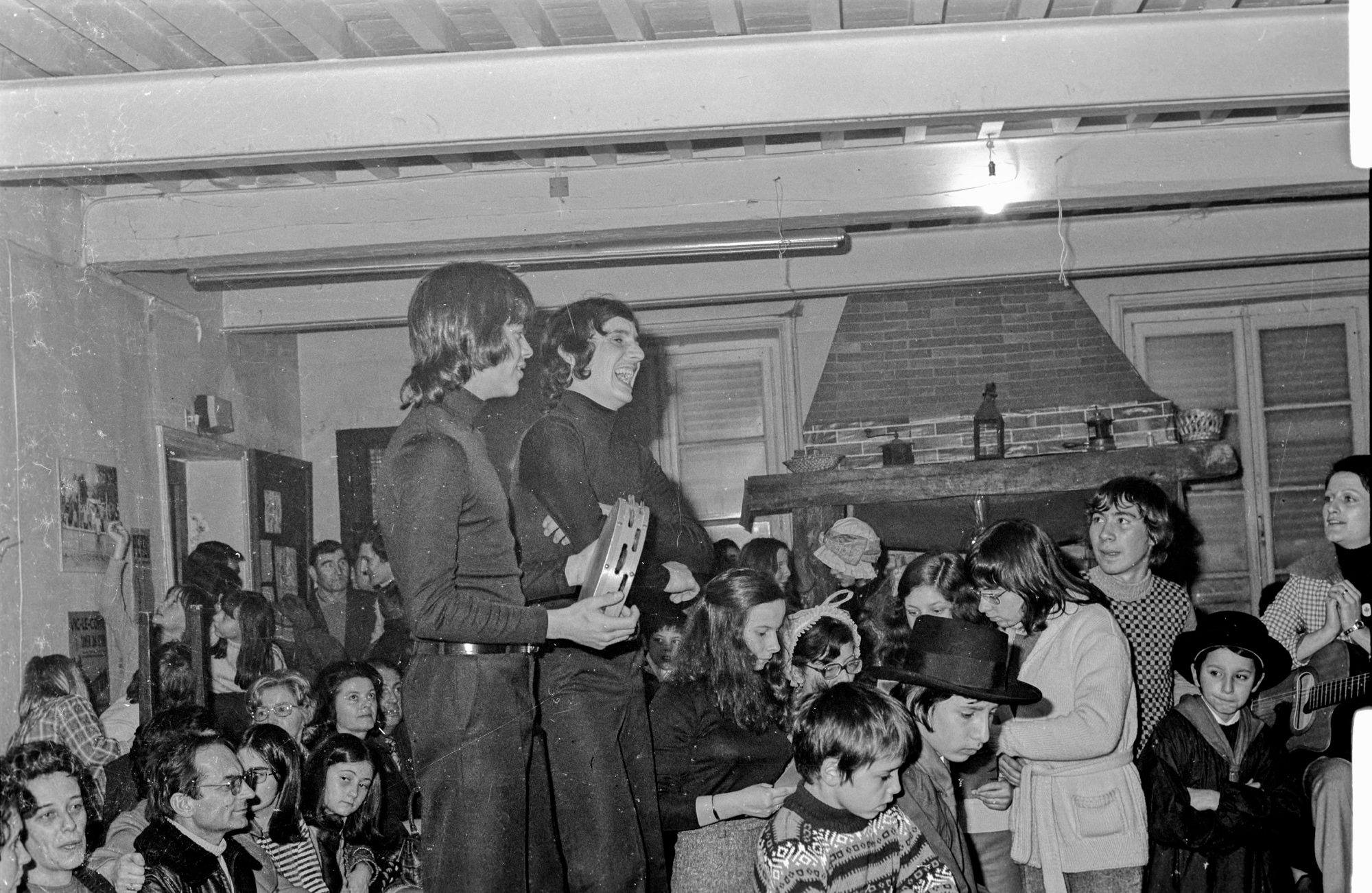 Groupe chant et danse folklorique à l'occasion du jumelage des Martres-de-de-Veyre avec la ville canadienne de Wynyard, décembre 1972