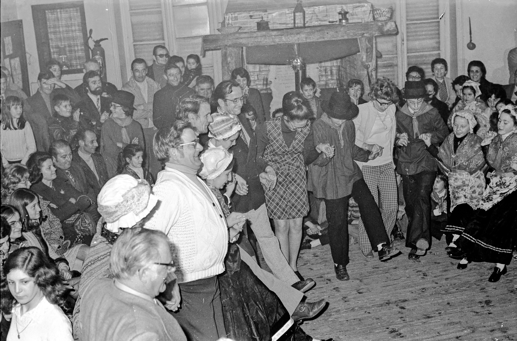 Groupe chant et danse folklorique à l'occasion du jumelage des Martres-de-de-Veyre avec la ville canadienne de Wynyard, décembre 1972