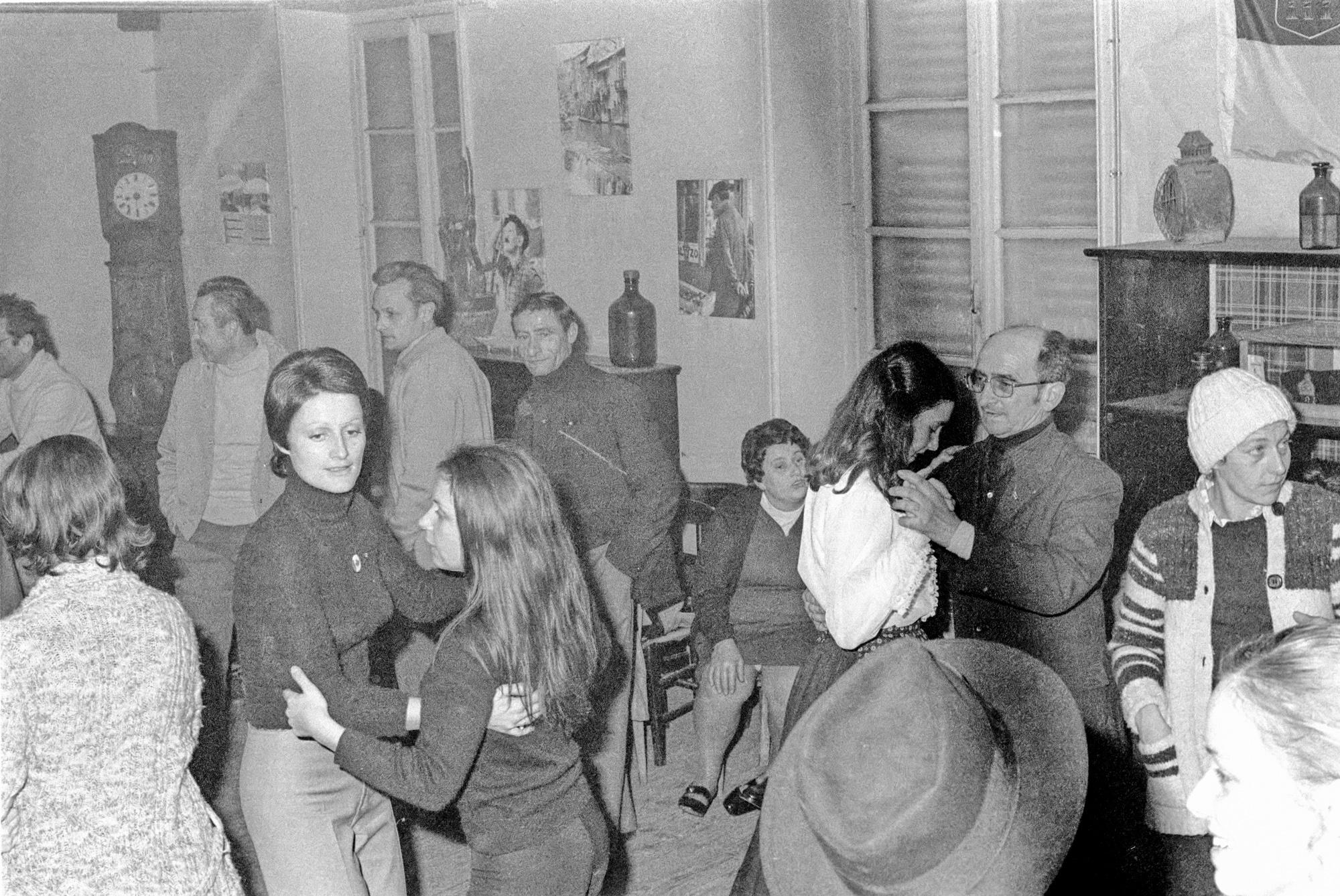 Groupe chant et danse folklorique à l'occasion du jumelage des Martres-de-de-Veyre avec la ville canadienne de Wynyard, décembre 1972