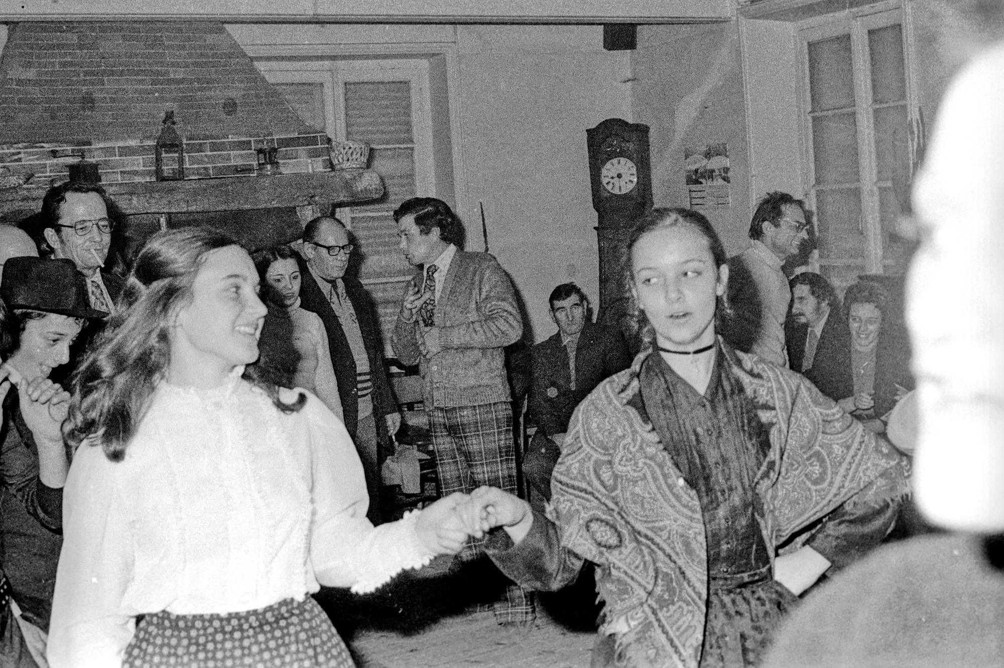 Groupe chant et danse folklorique à l'occasion du jumelage des Martres-de-de-Veyre avec la ville canadienne de Wynyard, décembre 1972