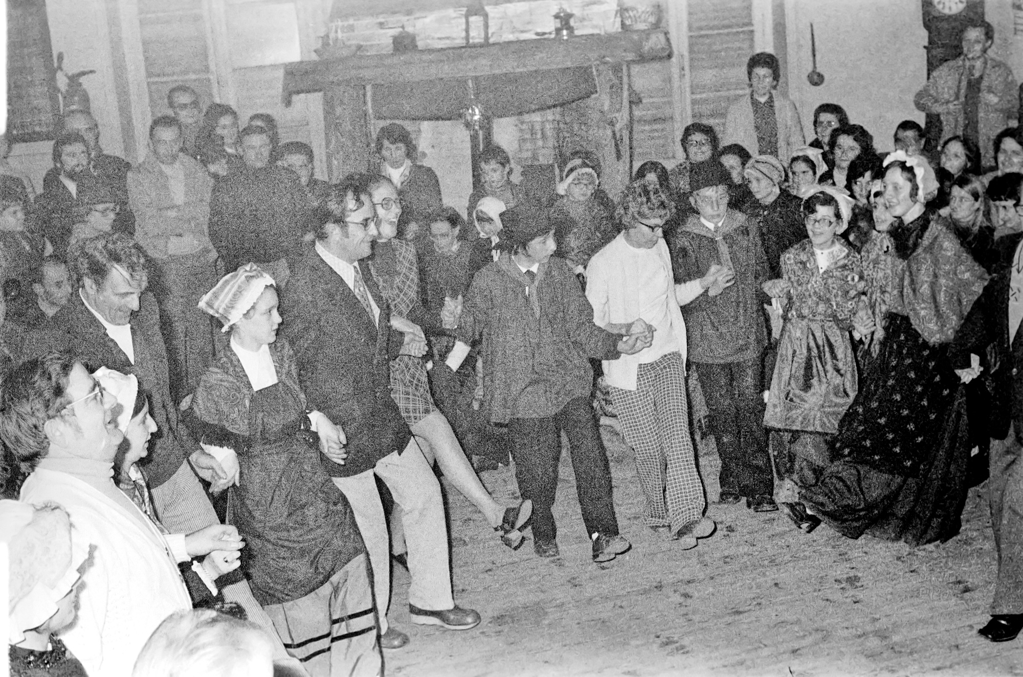 Groupe chant et danse folklorique à l'occasion du jumelage des Martres-de-de-Veyre avec la ville canadienne de Wynyard, décembre 1972
