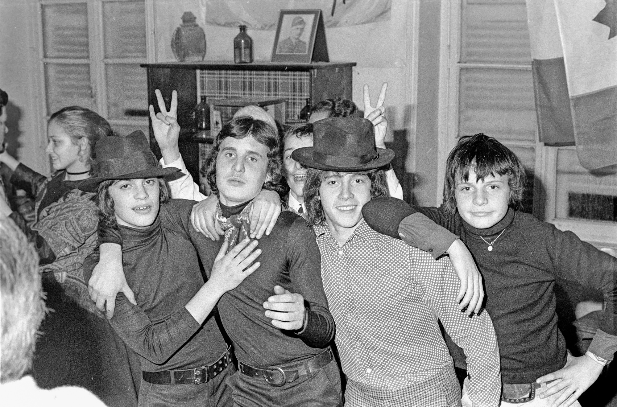 Groupe chant et danse folklorique à l'occasion du jumelage des Martres-de-de-Veyre avec la ville canadienne de Wynyard, décembre 1972