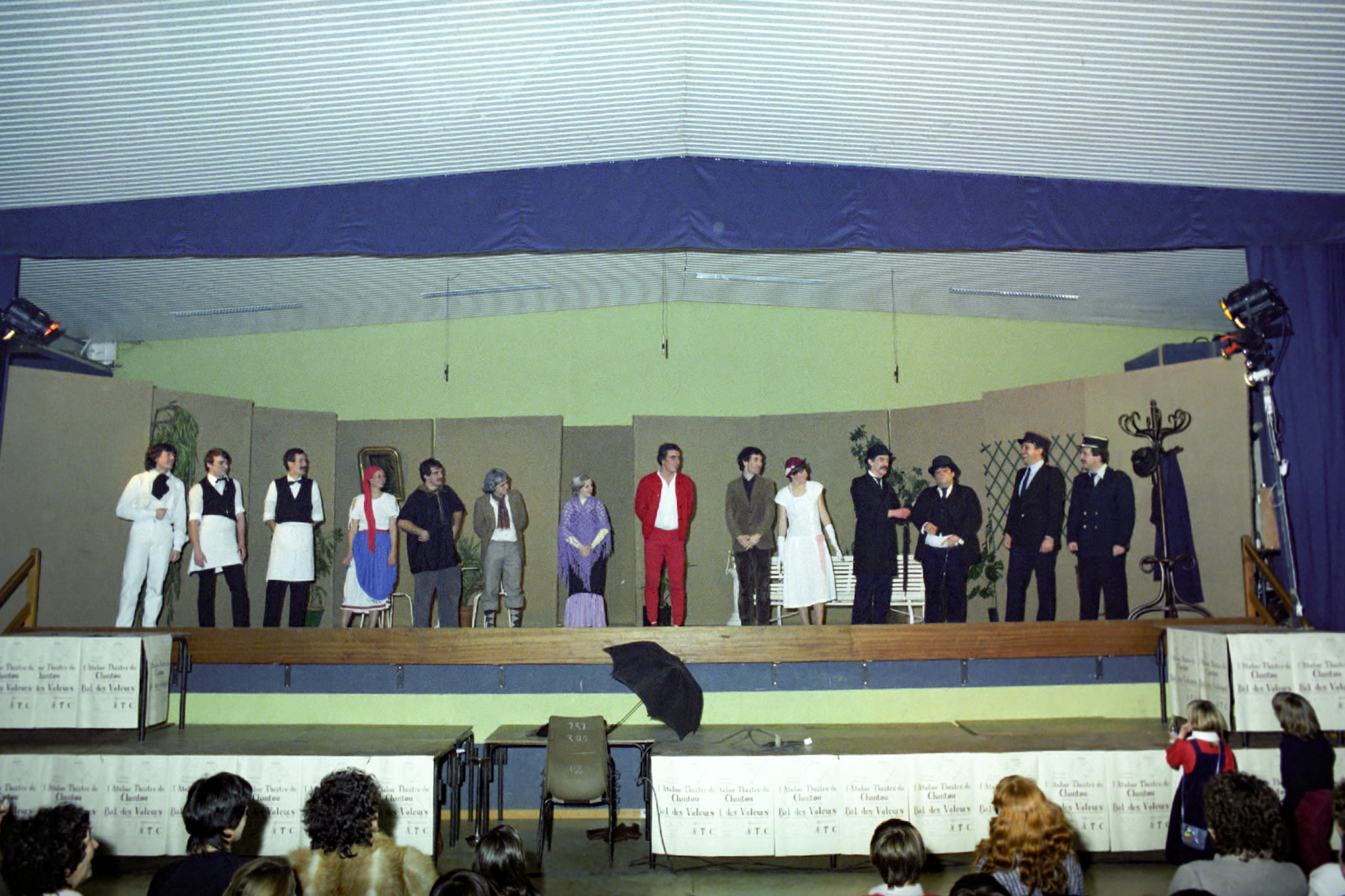Le Bal des Voleurs de Jean Anouille. Mise en scène Emile Sanchis. Atelier théâtre du Chantou. Janvier 1984