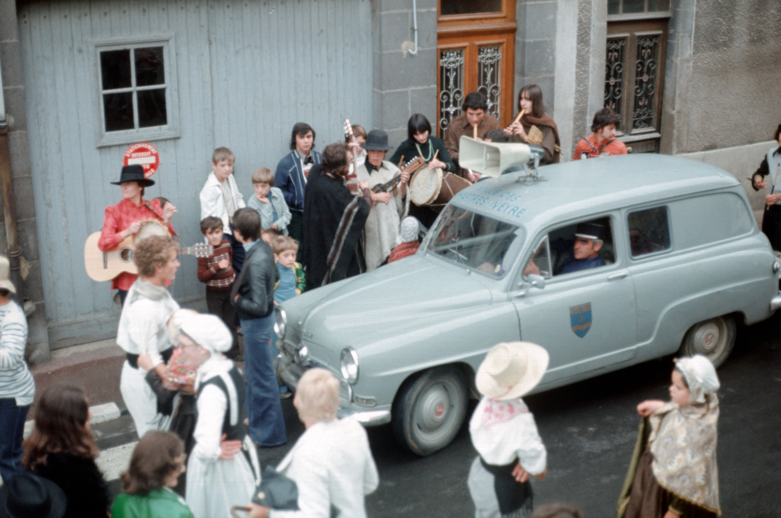 Fête avec les Magayants. Les Martres-de-Veyre. Septembre 1976