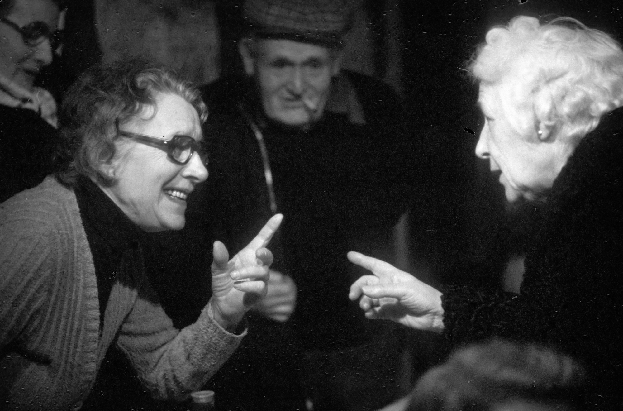 Goûter des personnes agées, Chantou, janvier 1980