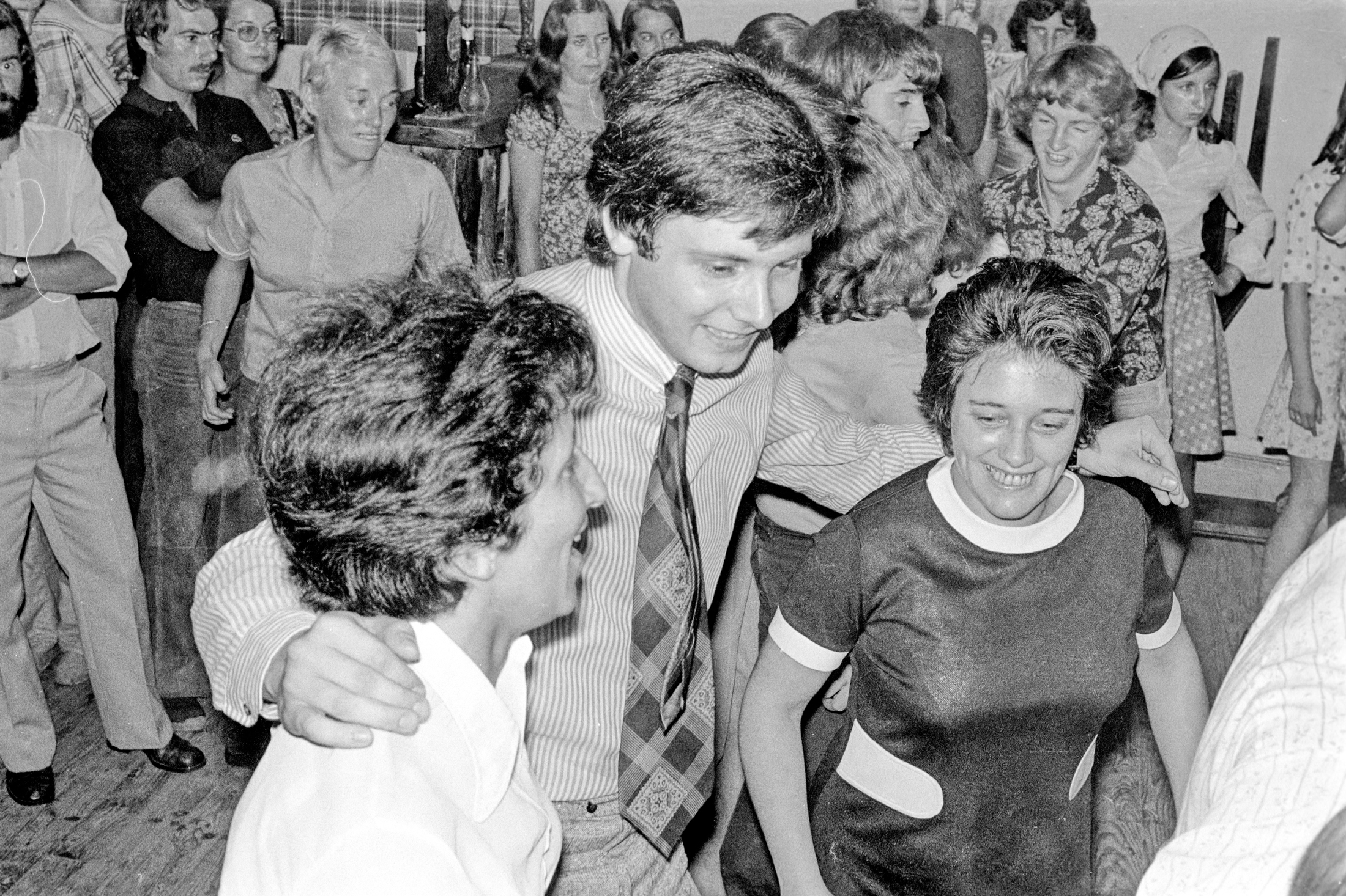 Accueil d'une délégation de jeunes canadiens suite au jumelage des Martres-de-de-Veyre et de Wynyard, aôut 1973