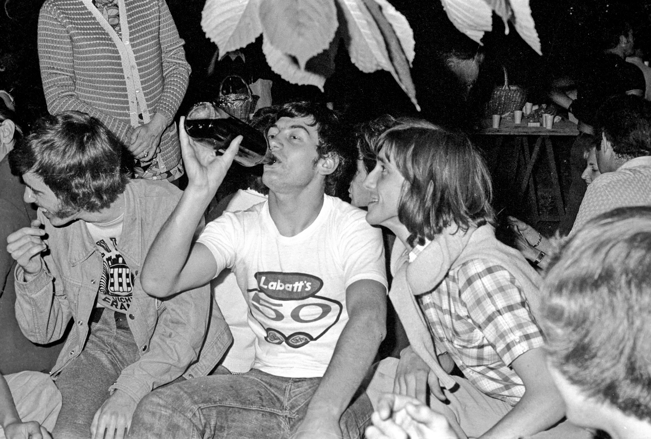 Accueil d'une délégation de jeunes canadiens suite au jumelage des Martres-de-de-Veyre et de Wynyard, aôut 1973