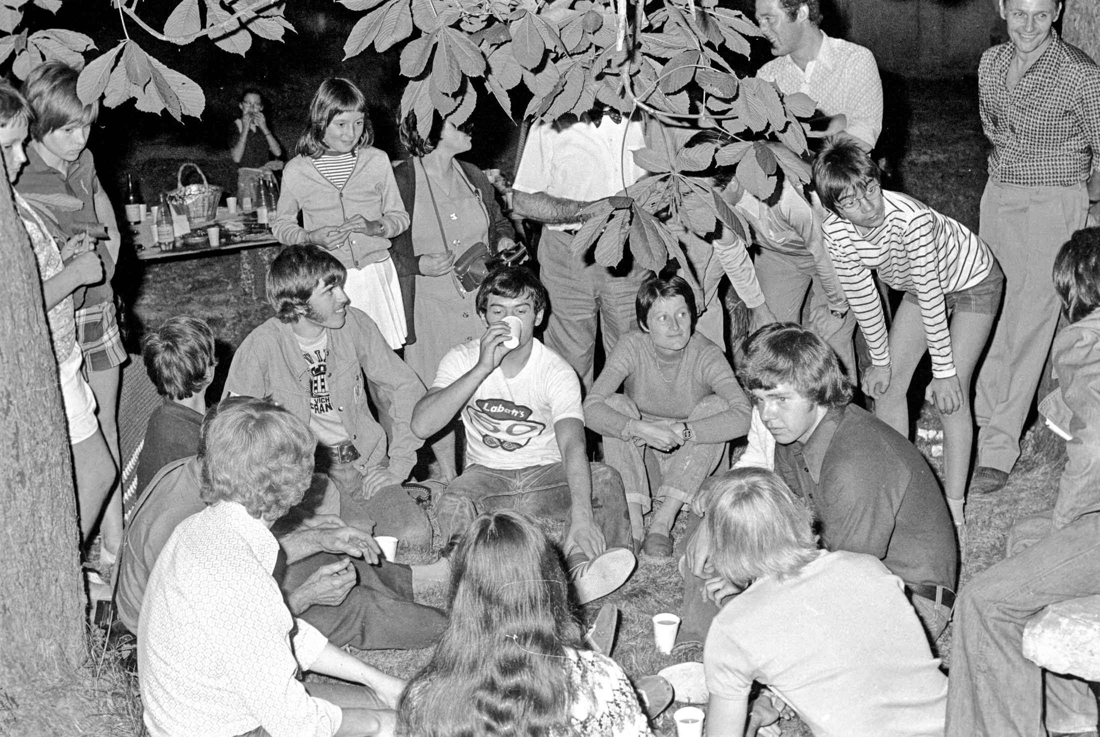 Accueil d'une délégation de jeunes canadiens suite au jumelage des Martres-de-de-Veyre et de Wynyard, aôut 1973