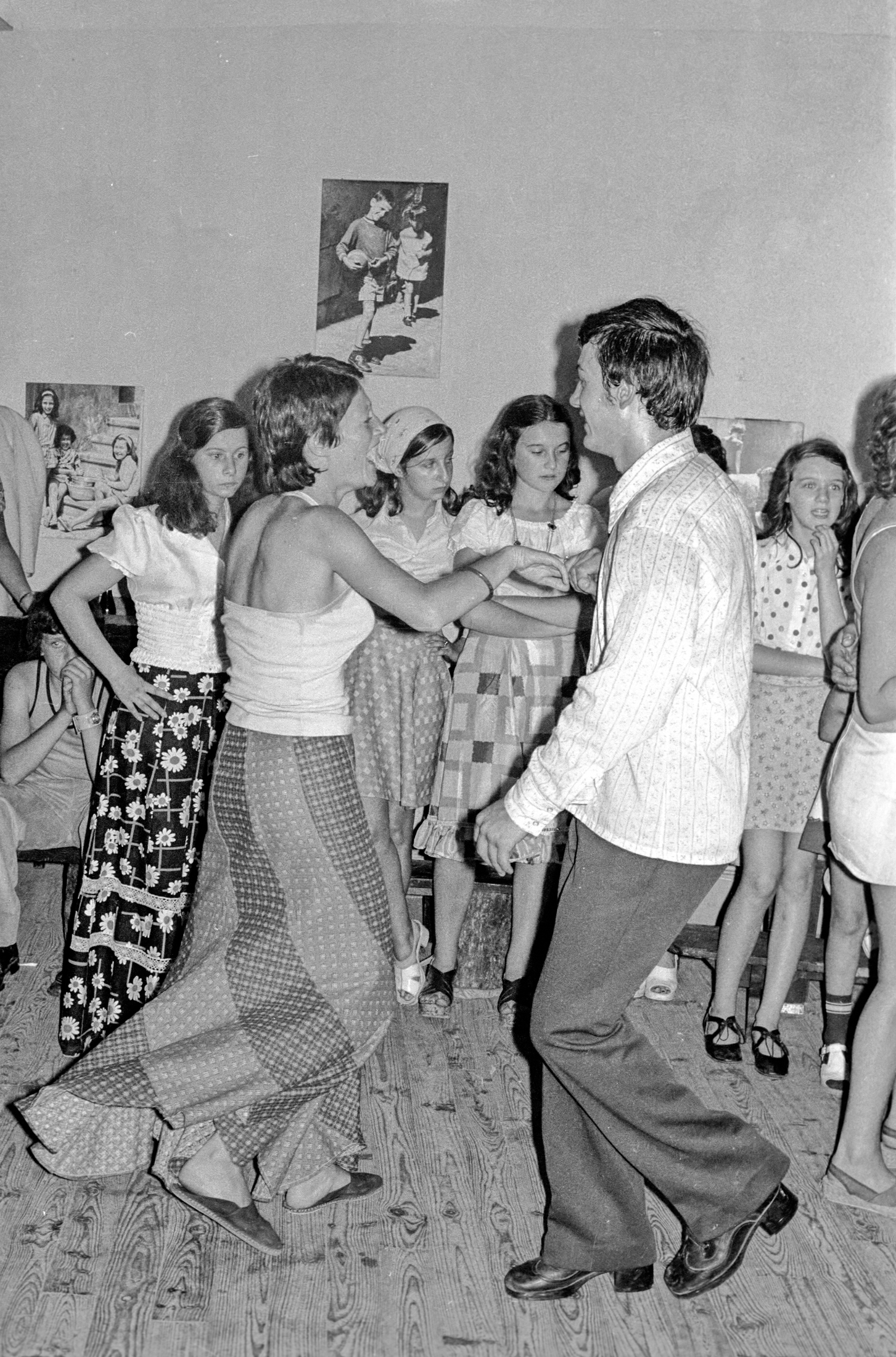 Accueil d'une délégation de jeunes canadiens suite au jumelage des Martres-de-de-Veyre et de Wynyard, aôut 1973