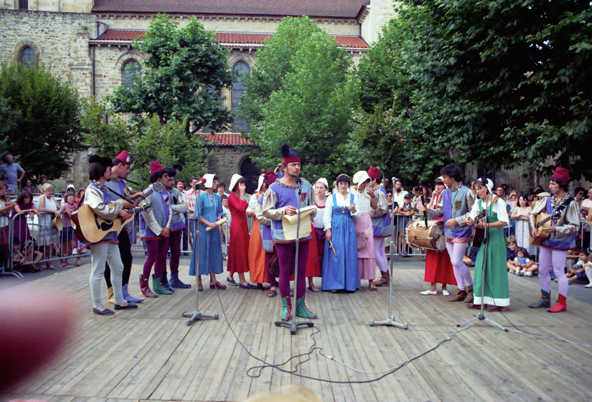Participation du Chantou aux fêtes médiévales de Billom, août 1979 © Georges Pradon