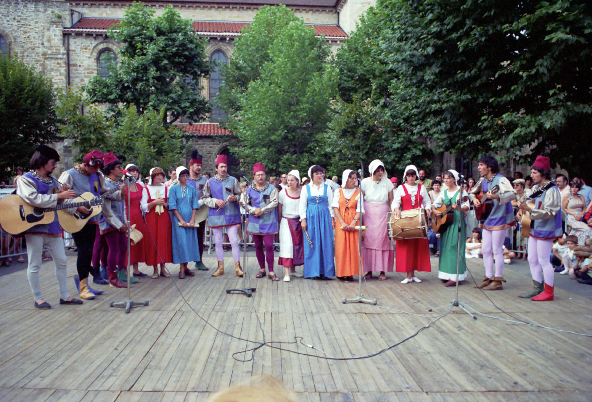 Participation du Chantou aux fêtes médiévales de Billom, août 1979 © Georges Pradon